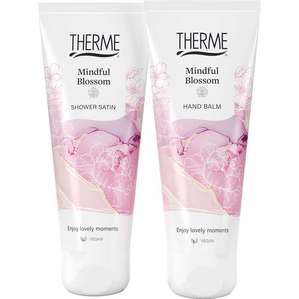 Therme Mindful Blossom Shower Satin douchegel en Hand Balm handcrème in witte tubes met roze bloemendessin. Twee verzorgingsproducten voor een ontspannen momentje voor jezelf.