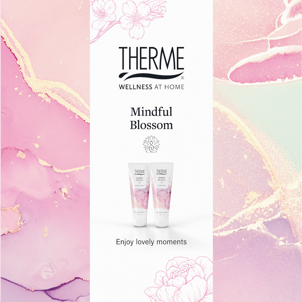 Roze Therme Mindful Blossom cadeauverpakking met bloemendessin en afbeeldingen van douchegel en handcrème. Een verzorgingscadeau voor een fijn verwenmoment.