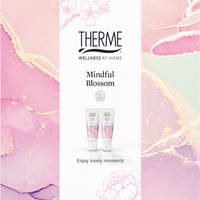 Roze Therme Mindful Blossom cadeauverpakking met bloemendessin en afbeeldingen van douchegel en handcrème. Een verzorgingscadeau voor een fijn verwenmoment.
