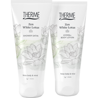 Therme Zen White Lotus Shower Satin douchegel en Hydra+ Body Lotion in witte tubes met lotusbloemen en lichtgroene details. Twee vegan verzorgingsproducten voor een ontspannen momentje voor jezelf.