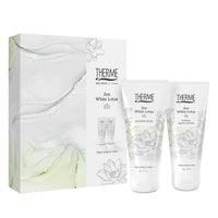 Therme Zen White Lotus geschenkset met Shower Satin douchegel en Hydra+ Body Lotion, naast een witgroene cadeauverpakking met lotusbloemen. Een verzorgingscadeau voor een ontspannen verwenmoment thuis.