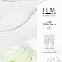 Witgroene Therme Zen White Lotus cadeauverpakking met marmerpatroon, lotusbloemen en afbeeldingen van douchegel en bodylotion. Een verzorgingscadeau voor een rustgevend verwenmoment thuis.