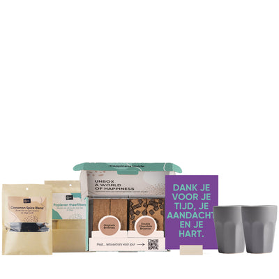 thee, theefilters, brownies, kaartje 'dank je voor je tijd, je aandacht en je hart' met gusta theemokken op witte achtergrond