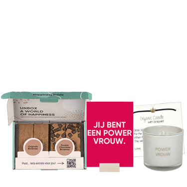 brownies met kaartje 'jij bent een powervrouw' en kaars op witte achtergrond