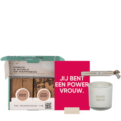 brownies met kaartje 'jij bent een powervrouw' en kaars op witte achtergrond