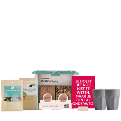 thee, theefilters, brownies, kaartje en gusta mokken op witte achtergrond