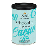 Een blauw blikje met chocolademelkpoeder op een witte achtergrond.