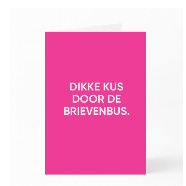 DIKKE KUS DOOR  DE  BRIEVENBUS.