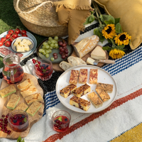 brownies op picnick kleed met hapjes 